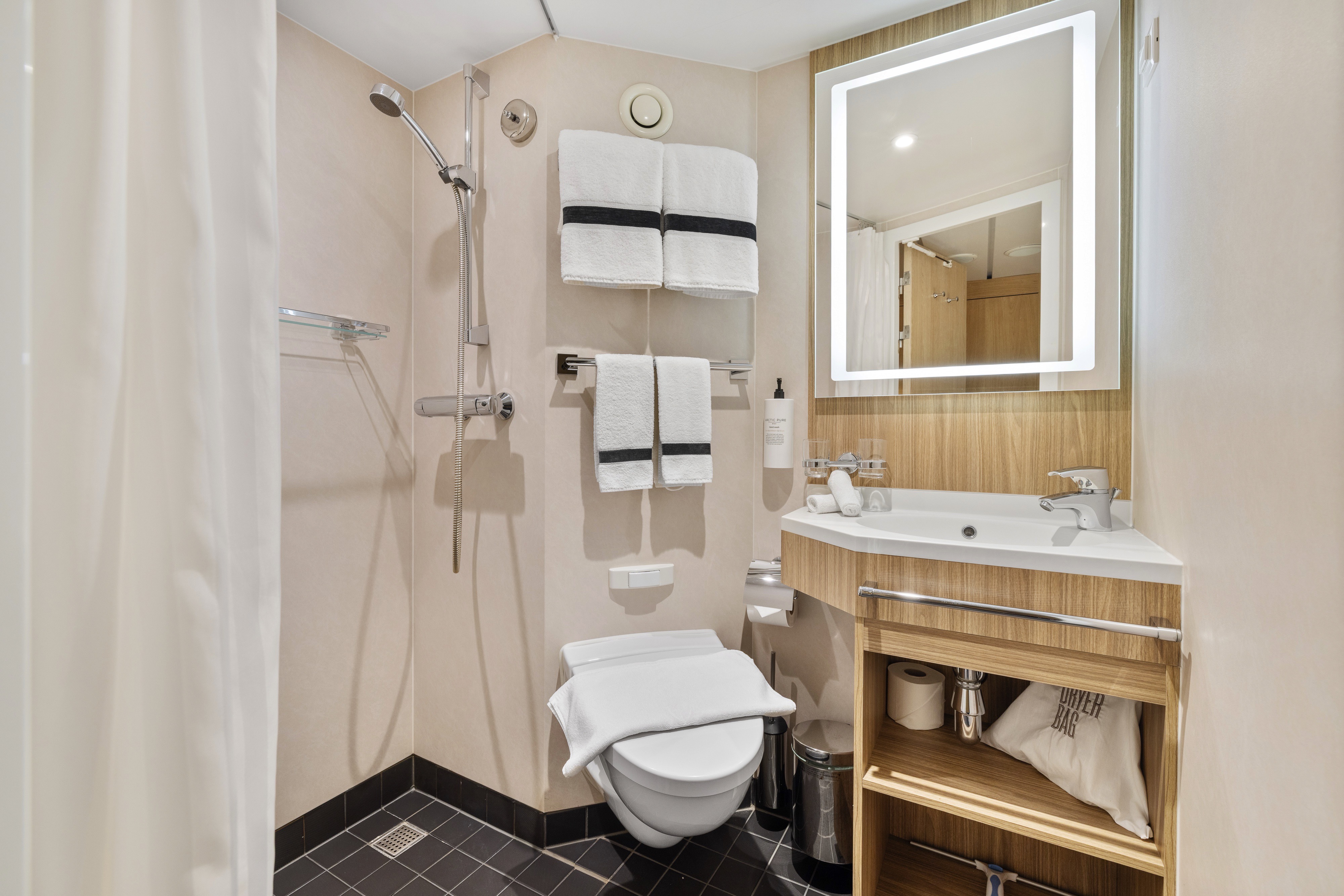 Polar Outside | Outside cabin - Lower deck for up to 3 travellers